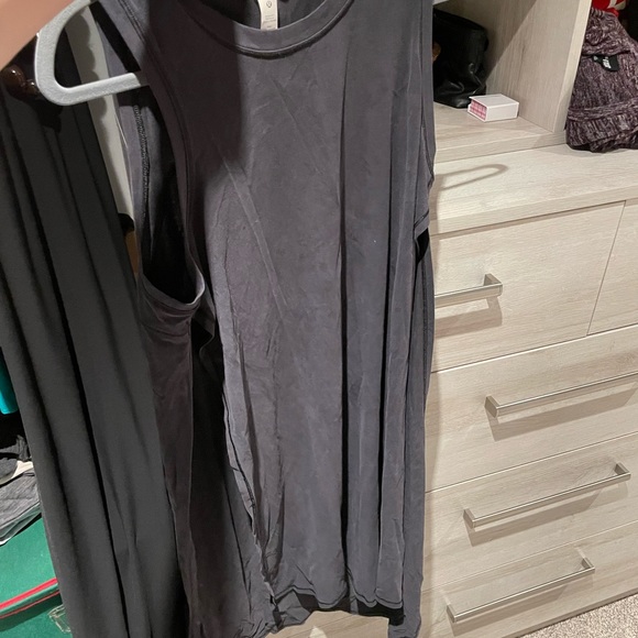 Long side slit (both sides) lululemon long tank - Picture 5 of 5